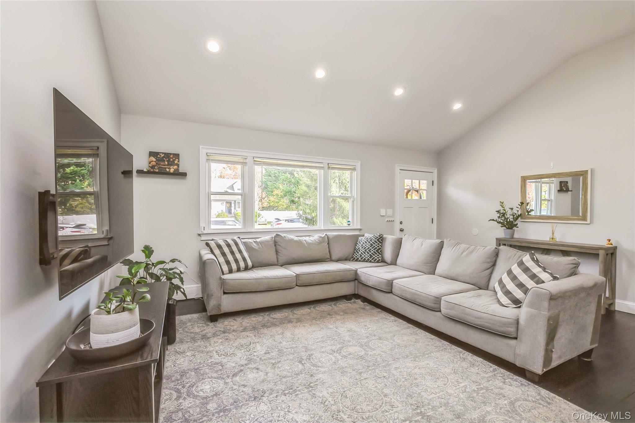 #10 photo, 1692 Feureisen Avenue, Bohemia , NY 11716