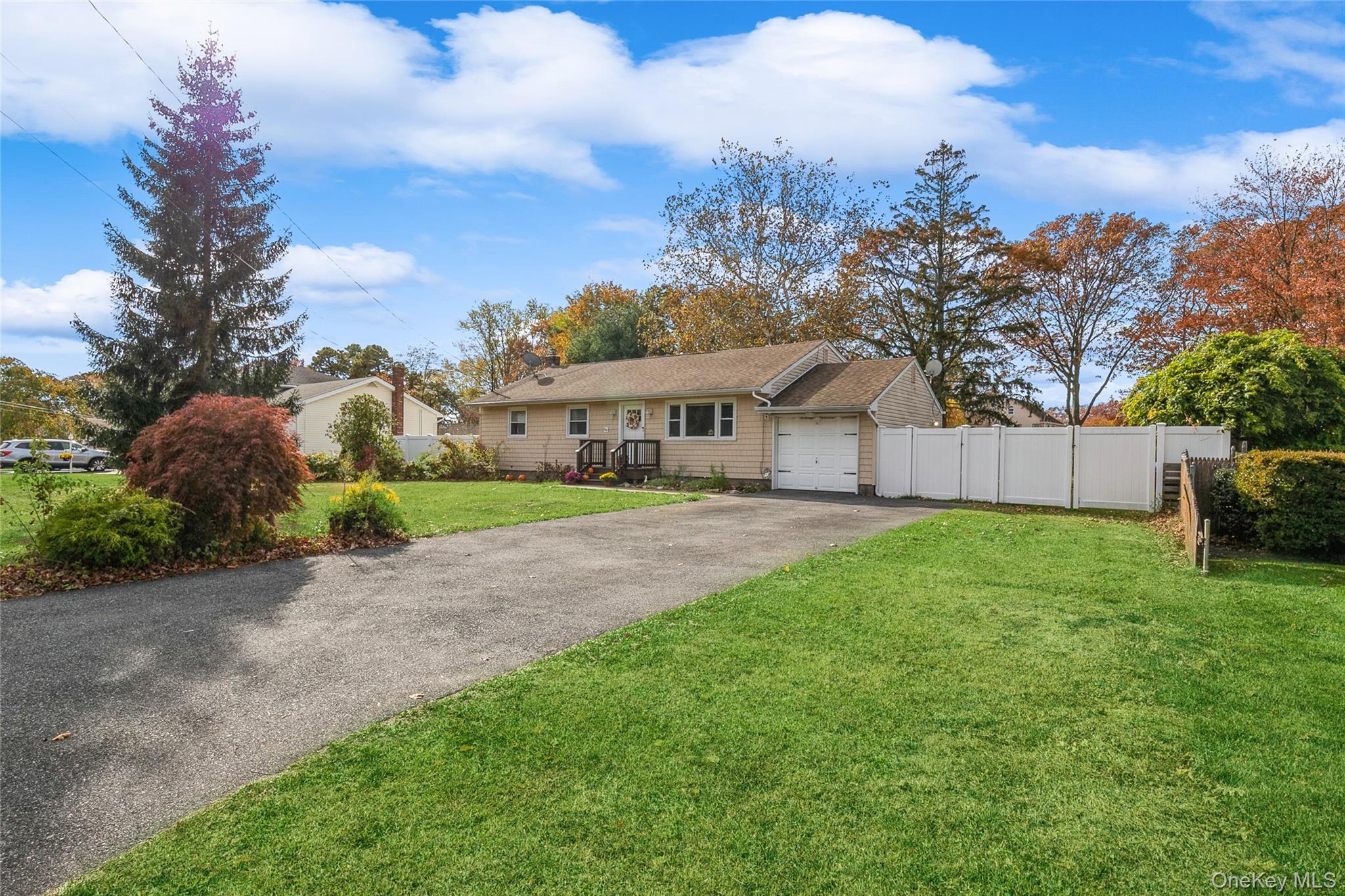 #3 photo, 1692 Feureisen Avenue, Bohemia , NY 11716