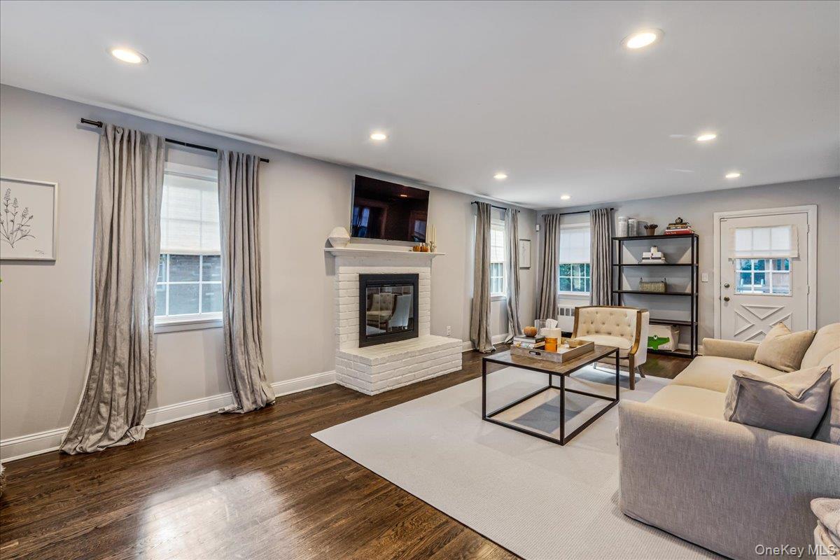 #7 photo, 53 Stuart Place, Manhasset , NY 11030