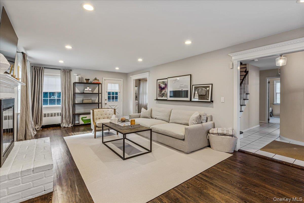 #8 photo, 53 Stuart Place, Manhasset , NY 11030