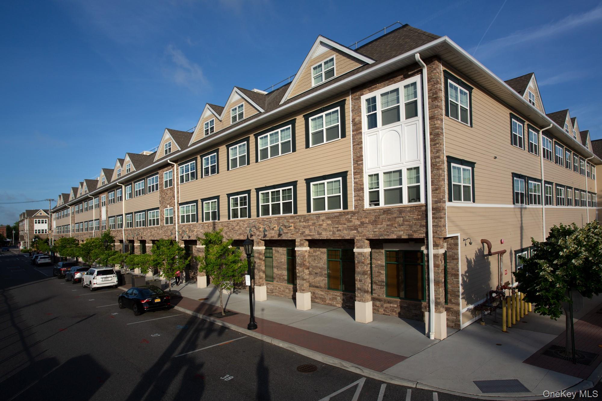 #2 photo, 180 ATLANTIC Avenue, Farmingdale , NY 11735