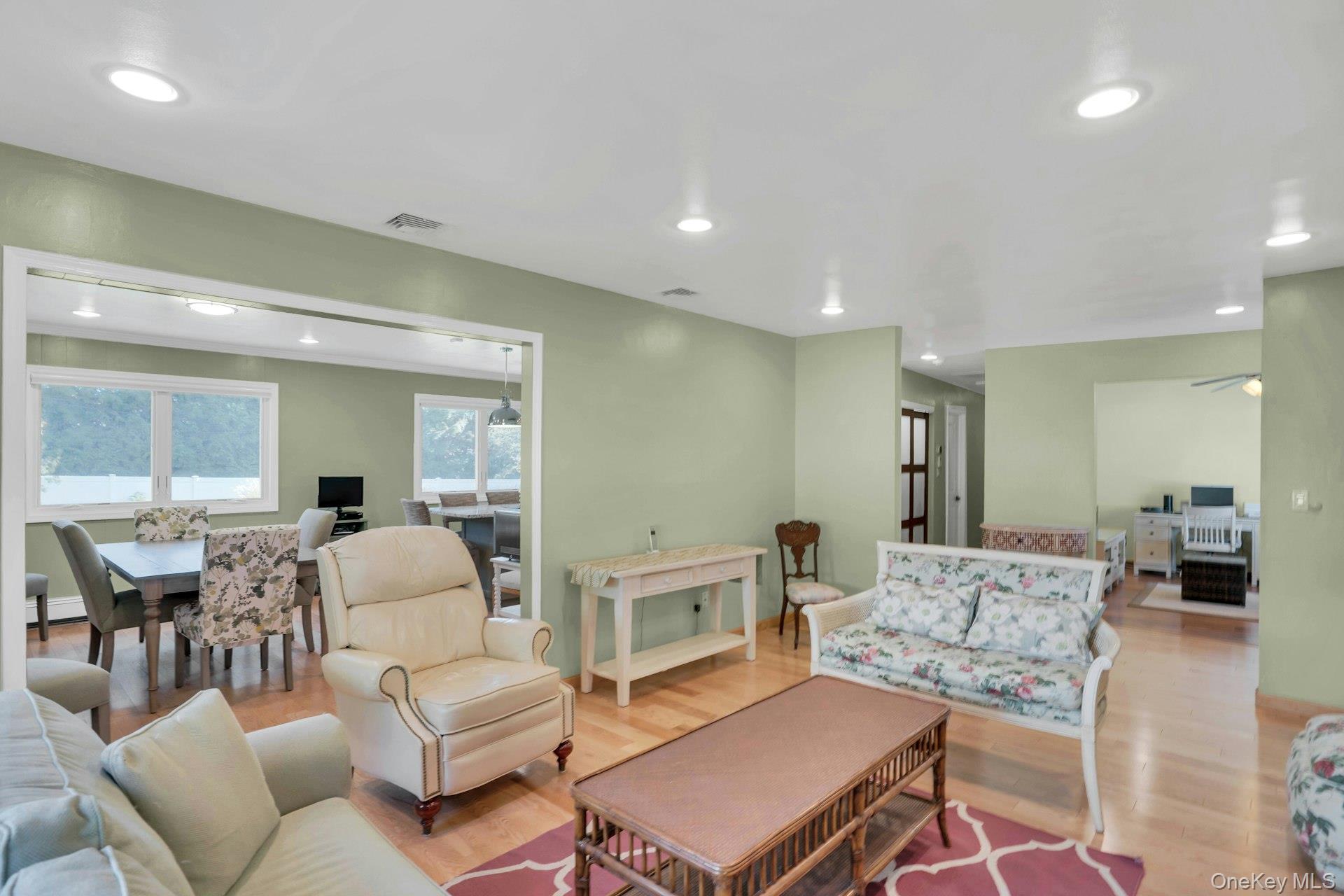 #11 photo, 15 Empire Court, Commack , NY 11725