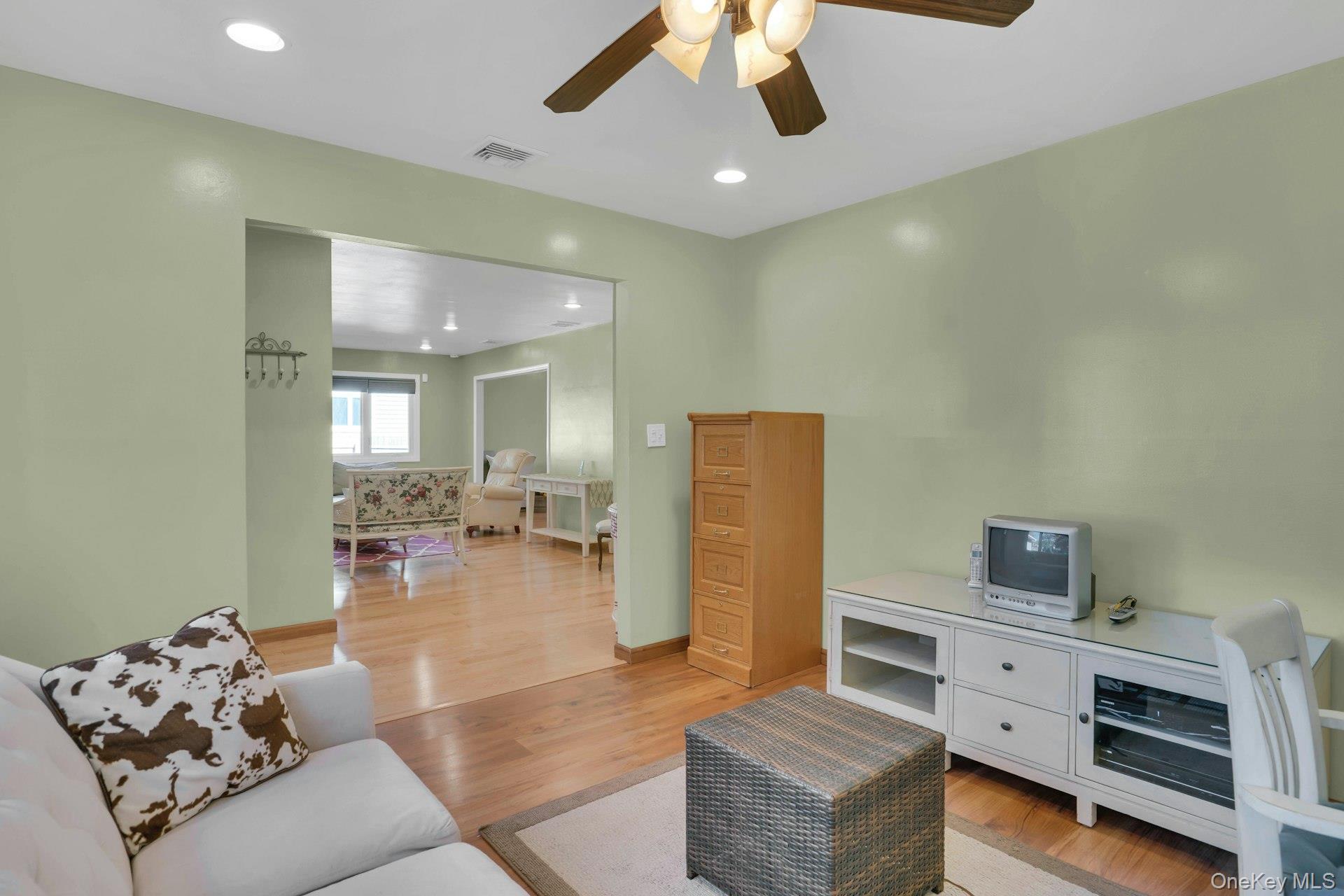 #8 photo, 15 Empire Court, Commack , NY 11725