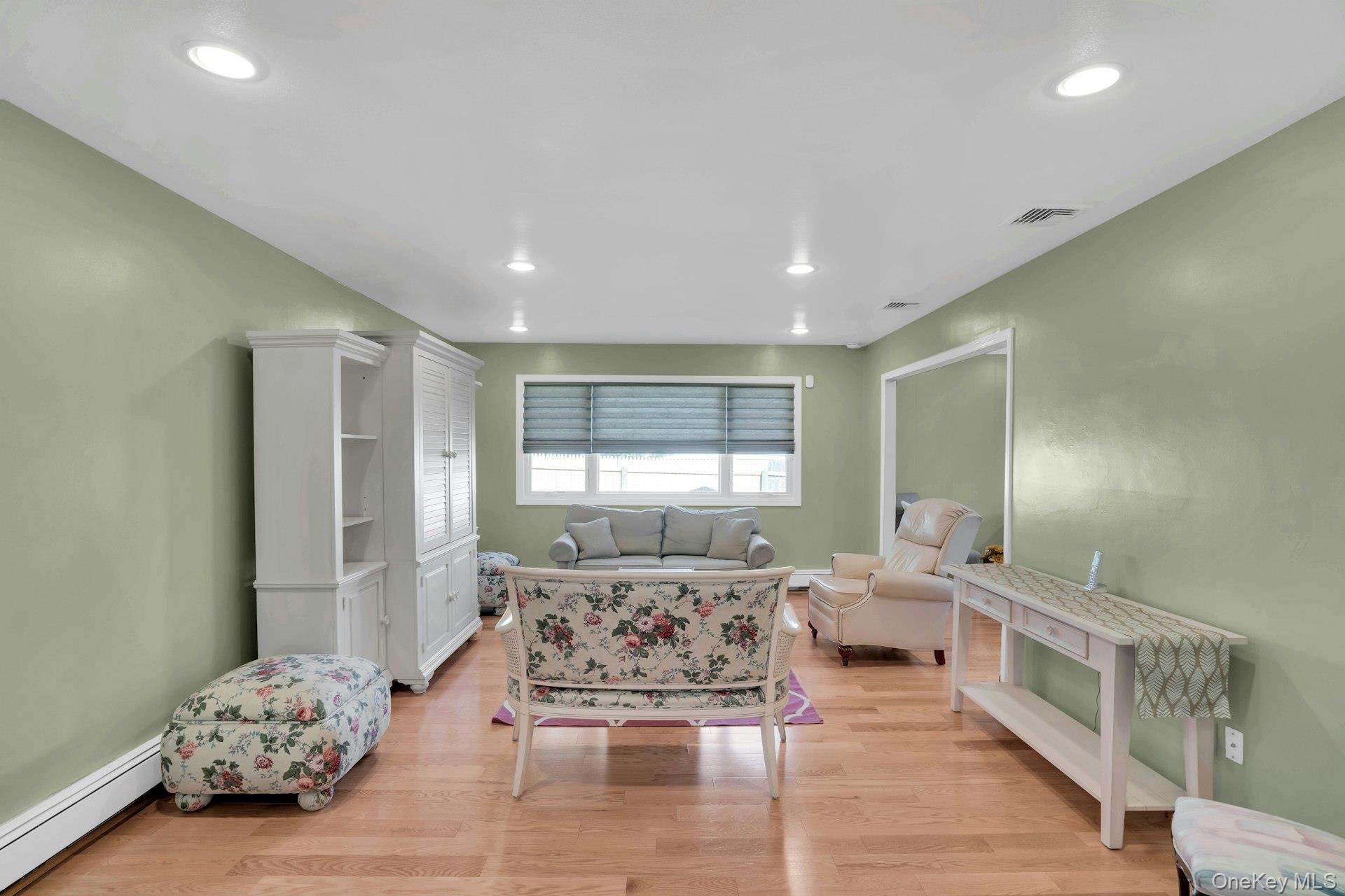 #9 photo, 15 Empire Court, Commack , NY 11725