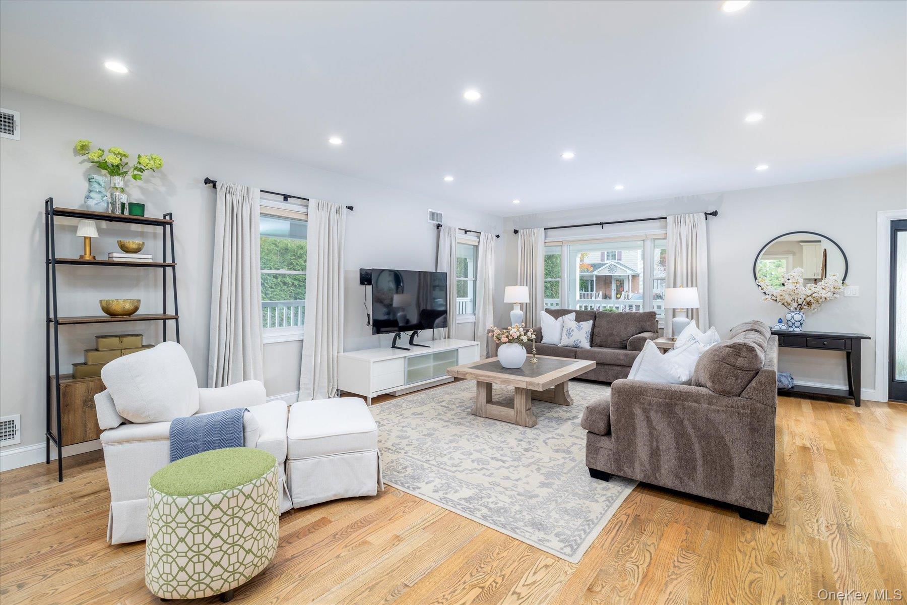 #10 photo, 2 Atlas Avenue, Malverne , NY 11565