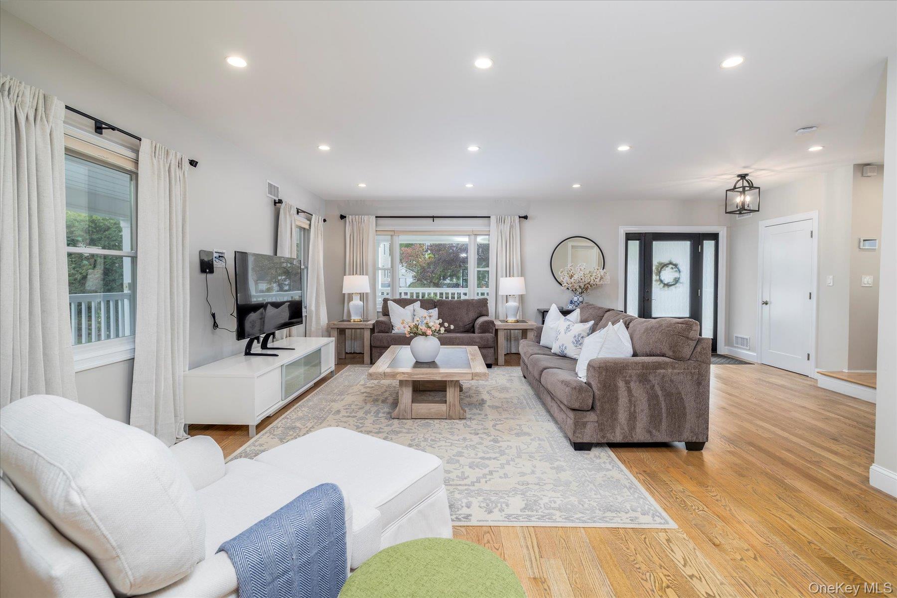 #3 photo, 2 Atlas Avenue, Malverne , NY 11565