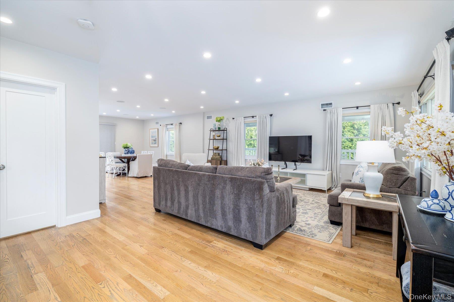 #9 photo, 2 Atlas Avenue, Malverne , NY 11565