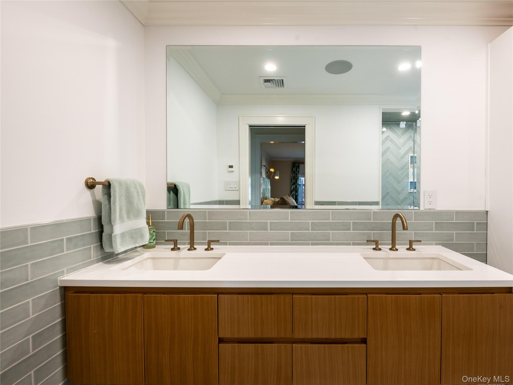 #17 photo, 39 Hawthorne Place, Manhasset , NY 11030