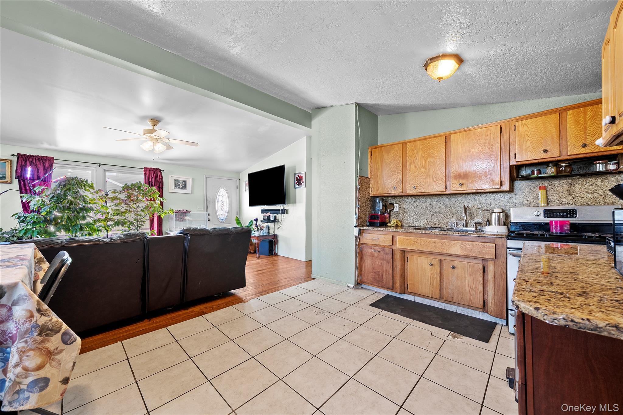 #9 photo, 94 3rd Avenue, Brentwood , NY 11717