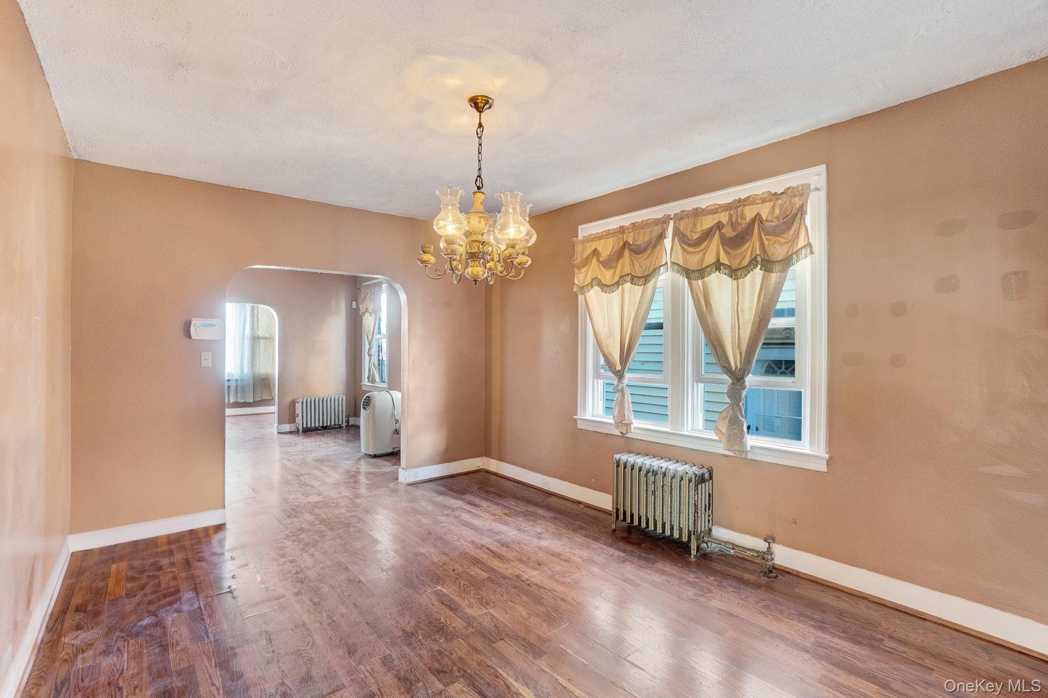 #11 photo, 114-42 211th St, קווינס Cambria Heights , NY 11411