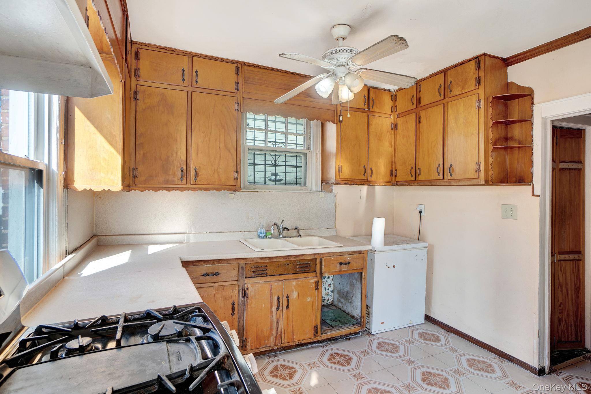 #13 photo, 114-42 211th St, קווינס Cambria Heights , NY 11411