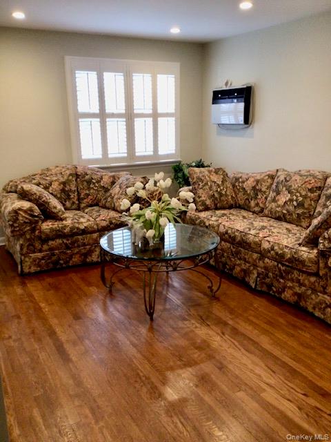 #5 photo, 8211 260th Street, Glen Oaks , NY 11004