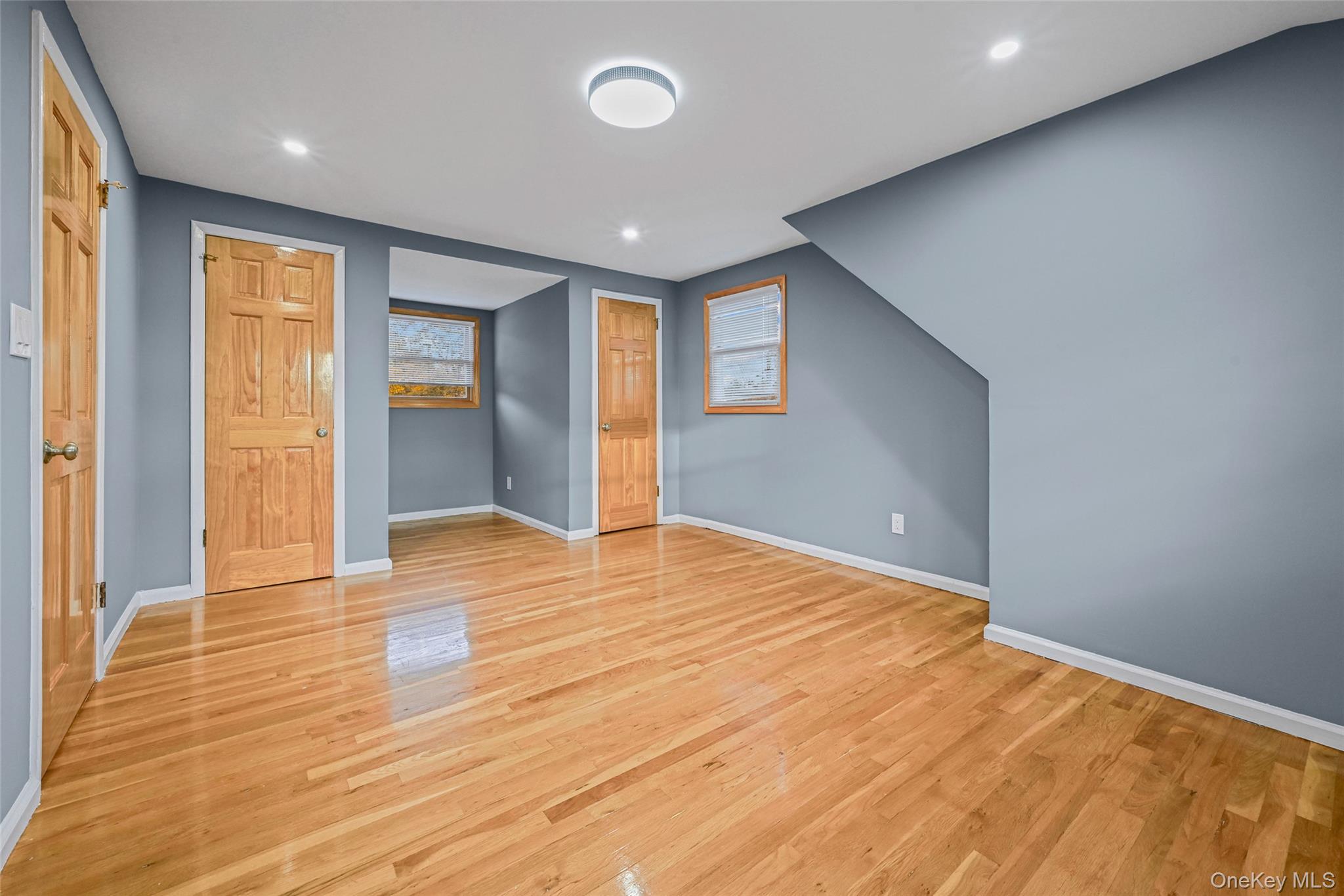 #11 photo, 48 Circle Dr, Westbury , NY 11590