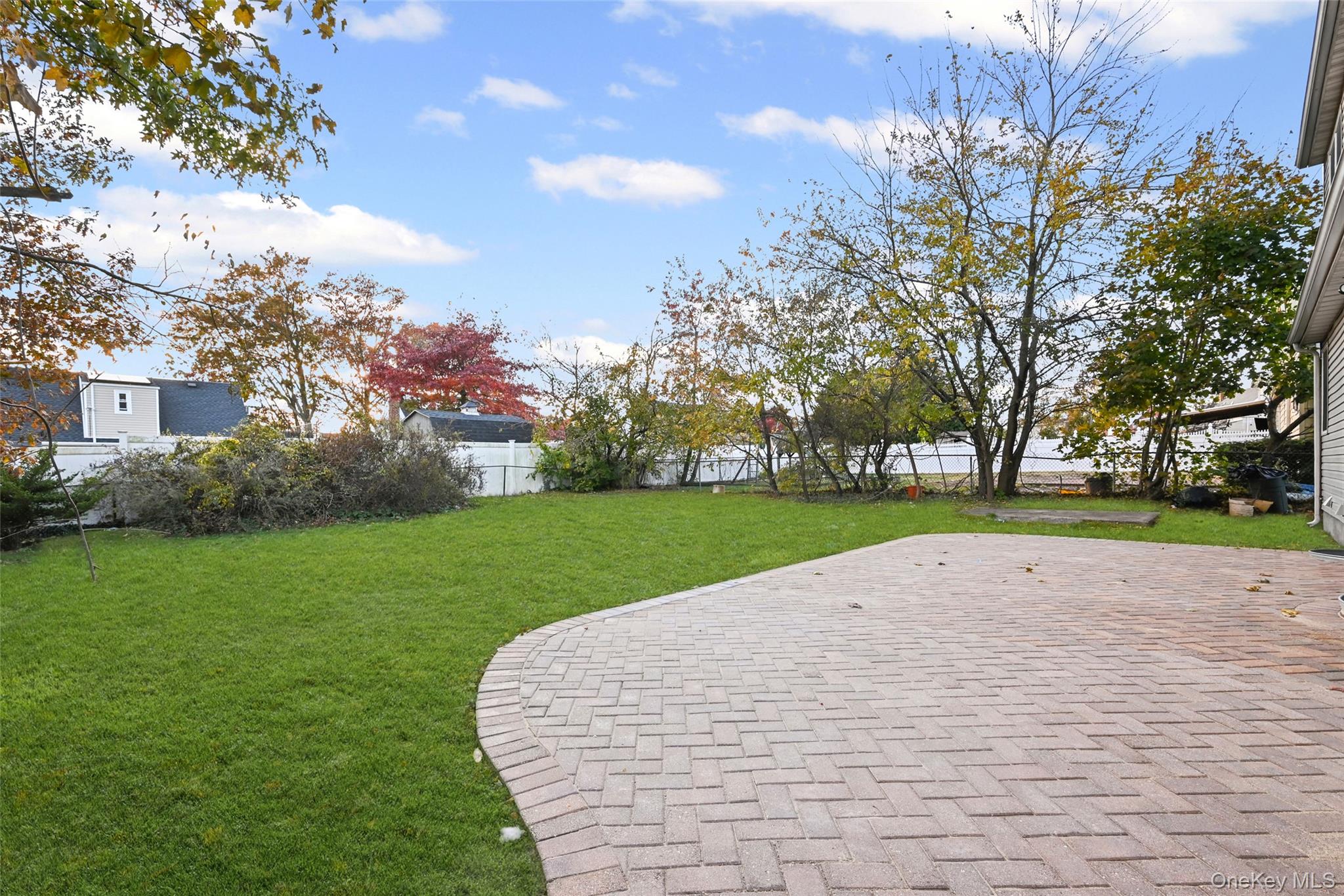 #20 photo, 48 Circle Dr, Westbury , NY 11590