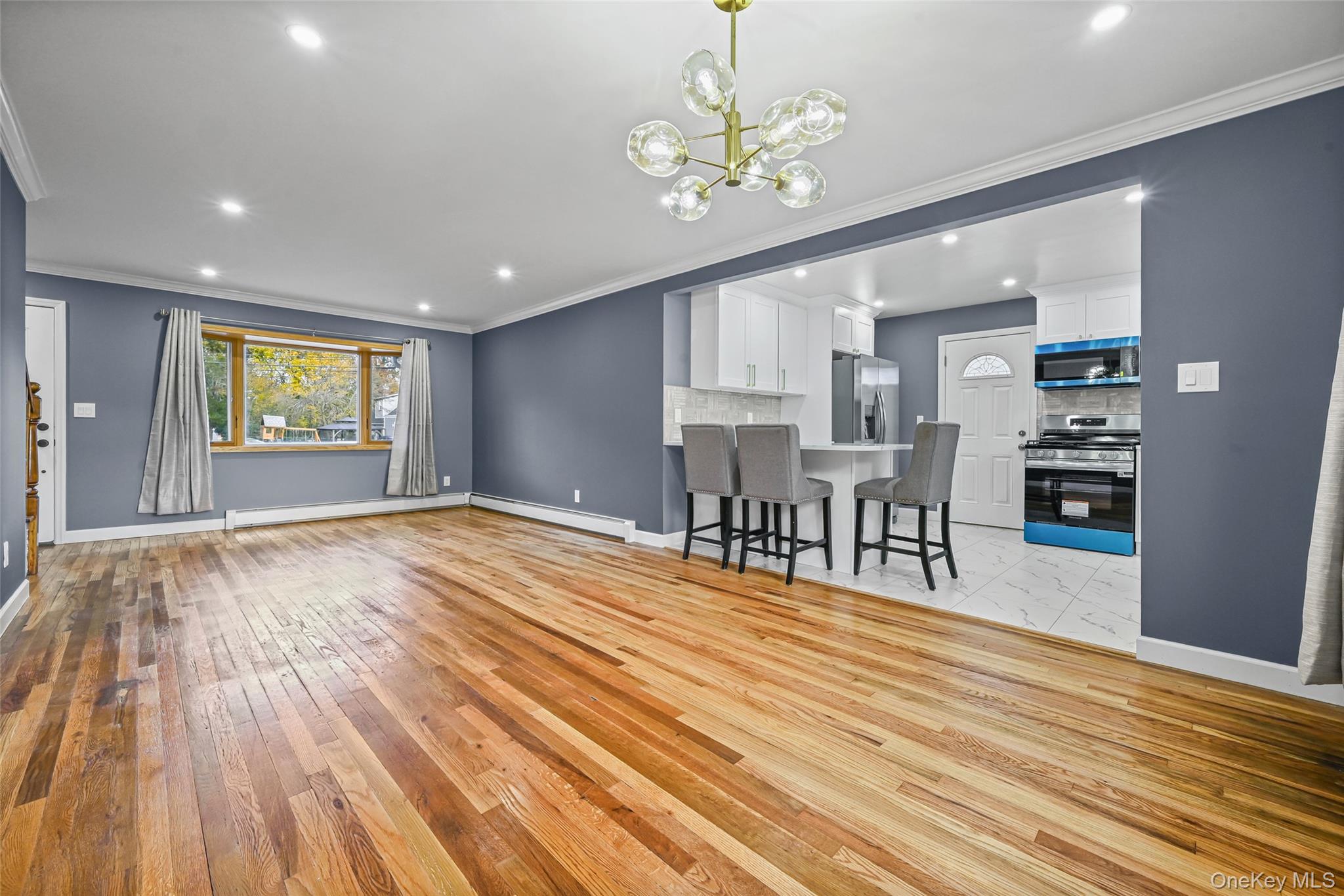 #3 photo, 48 Circle Dr, Westbury , NY 11590