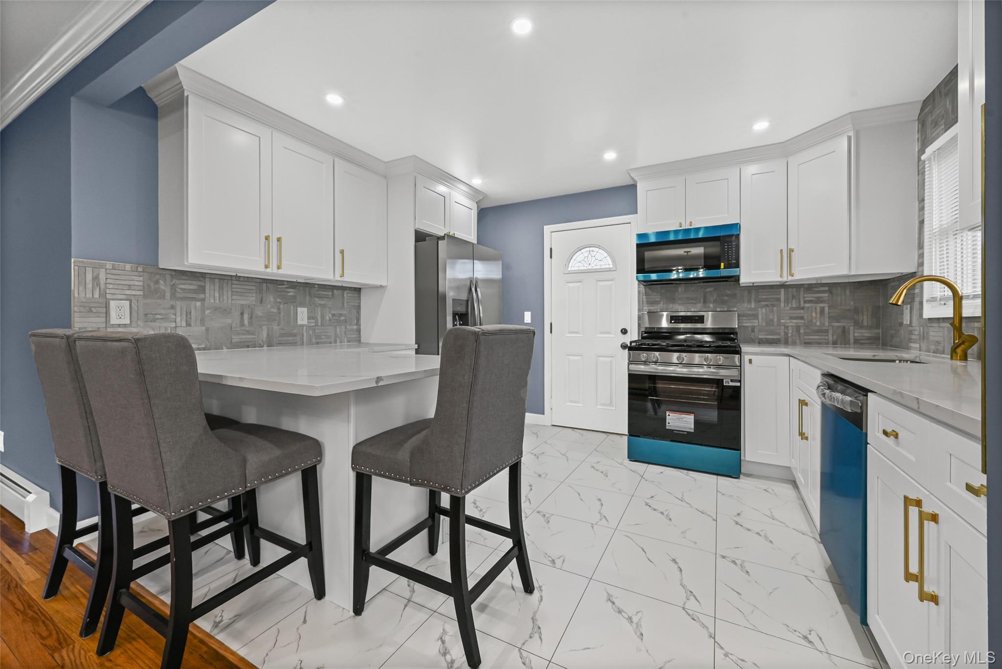 #4 photo, 48 Circle Dr, Westbury , NY 11590