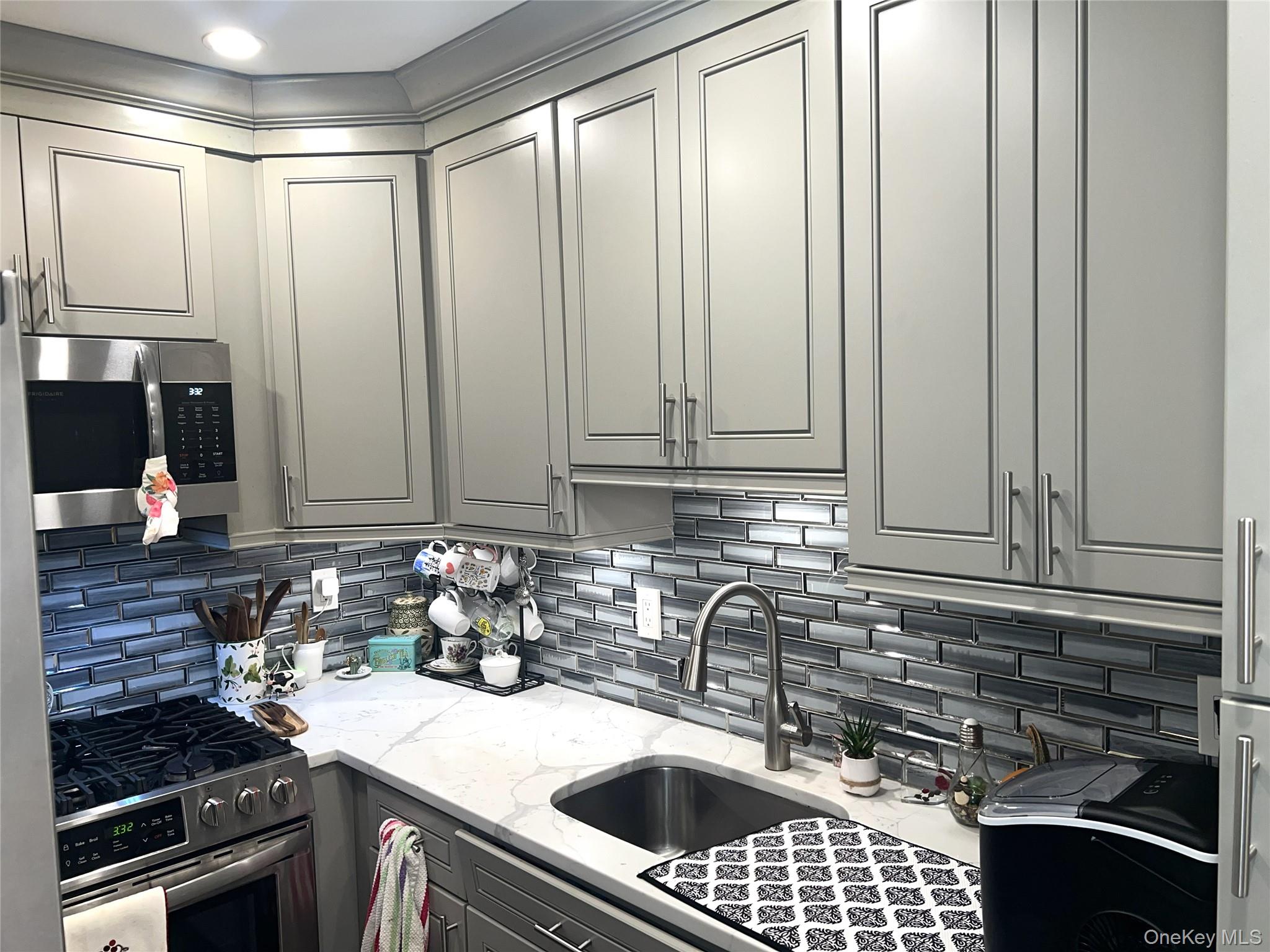 #5 photo, 53 Pointe Circle, Coram , NY 11727