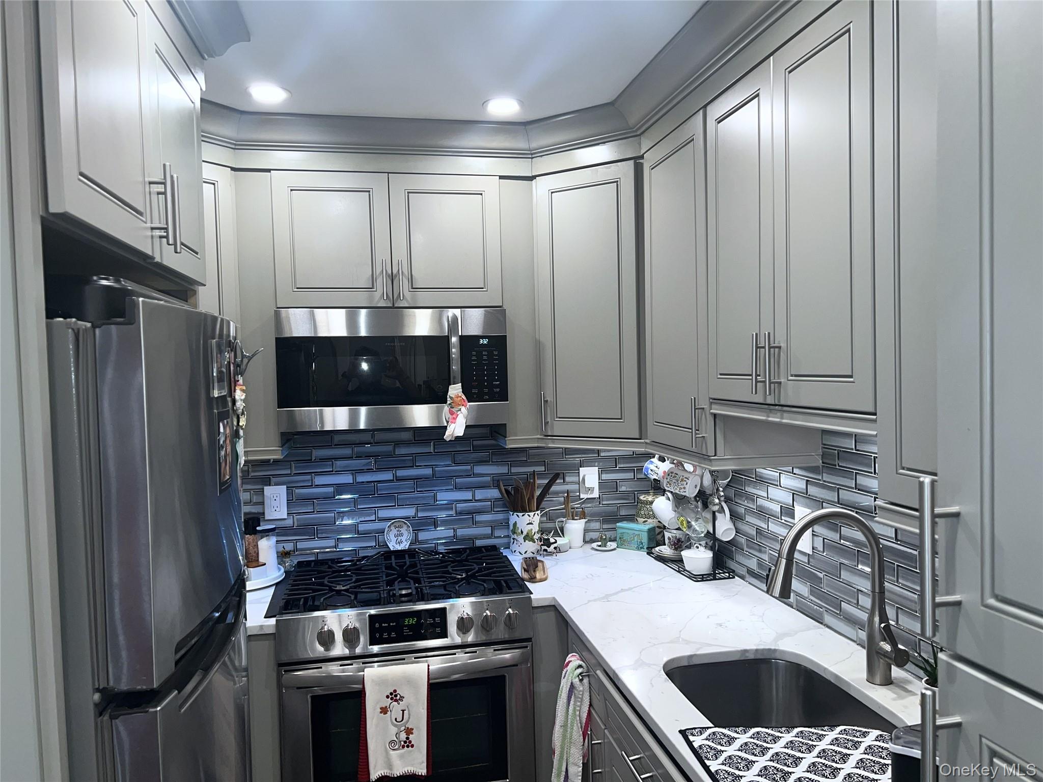 #7 photo, 53 Pointe Circle, Coram , NY 11727