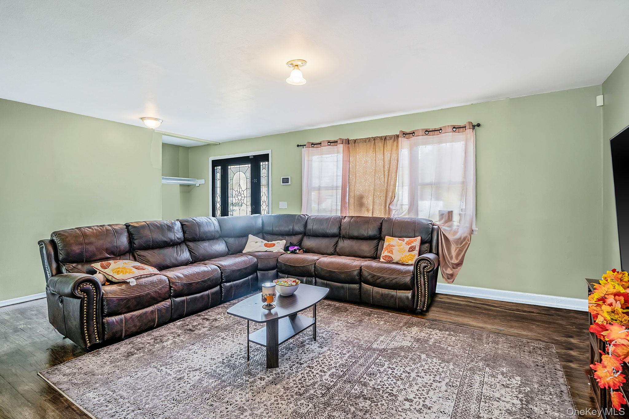 #4 photo, 27 Kenwood Drive, Bohemia , NY 11716