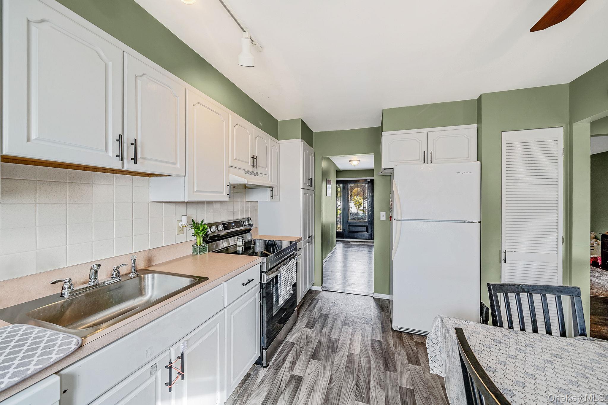 #8 photo, 27 Kenwood Drive, Bohemia , NY 11716