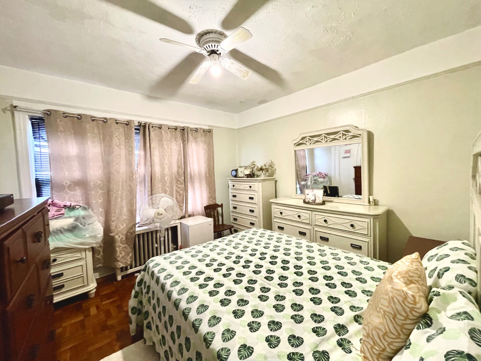 #4 photo, 2726  Pearsall Avenue, Laconia , NY 10469