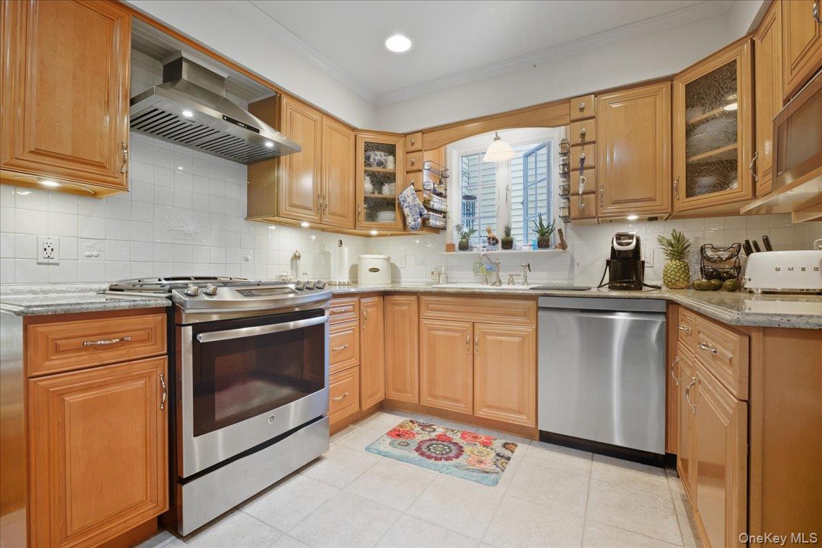 #7 photo, 72 Harrison Street, Garden City , NY 11530