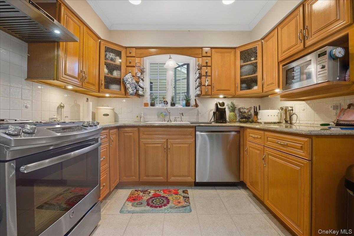 #8 photo, 72 Harrison Street, Garden City , NY 11530