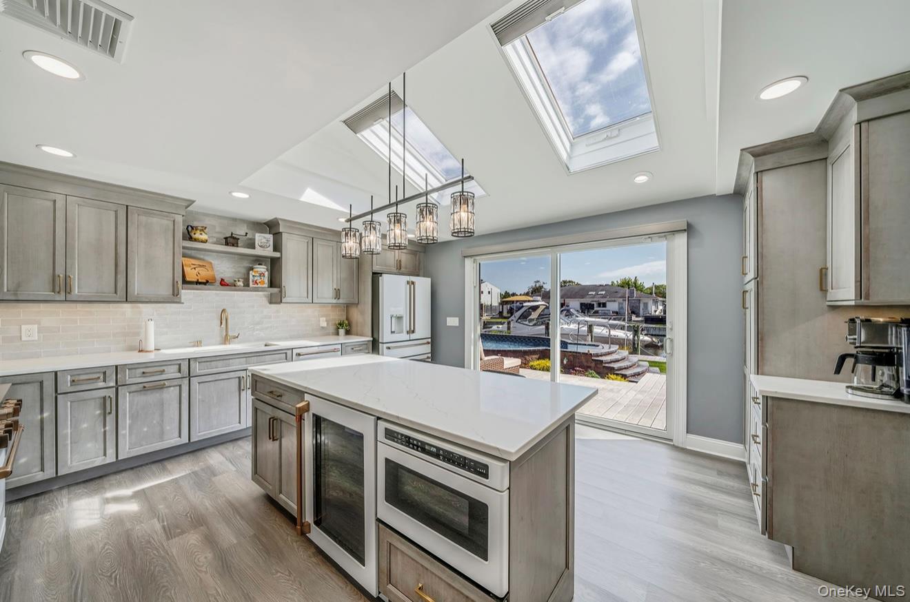 #12 photo, 25 Harbor Court, Copiague , NY 11726