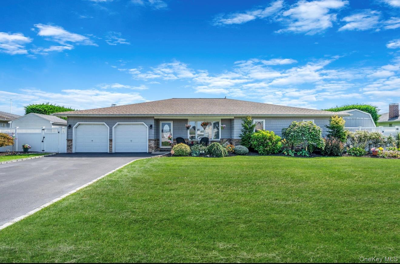 #2 photo, 25 Harbor Court, Copiague , NY 11726