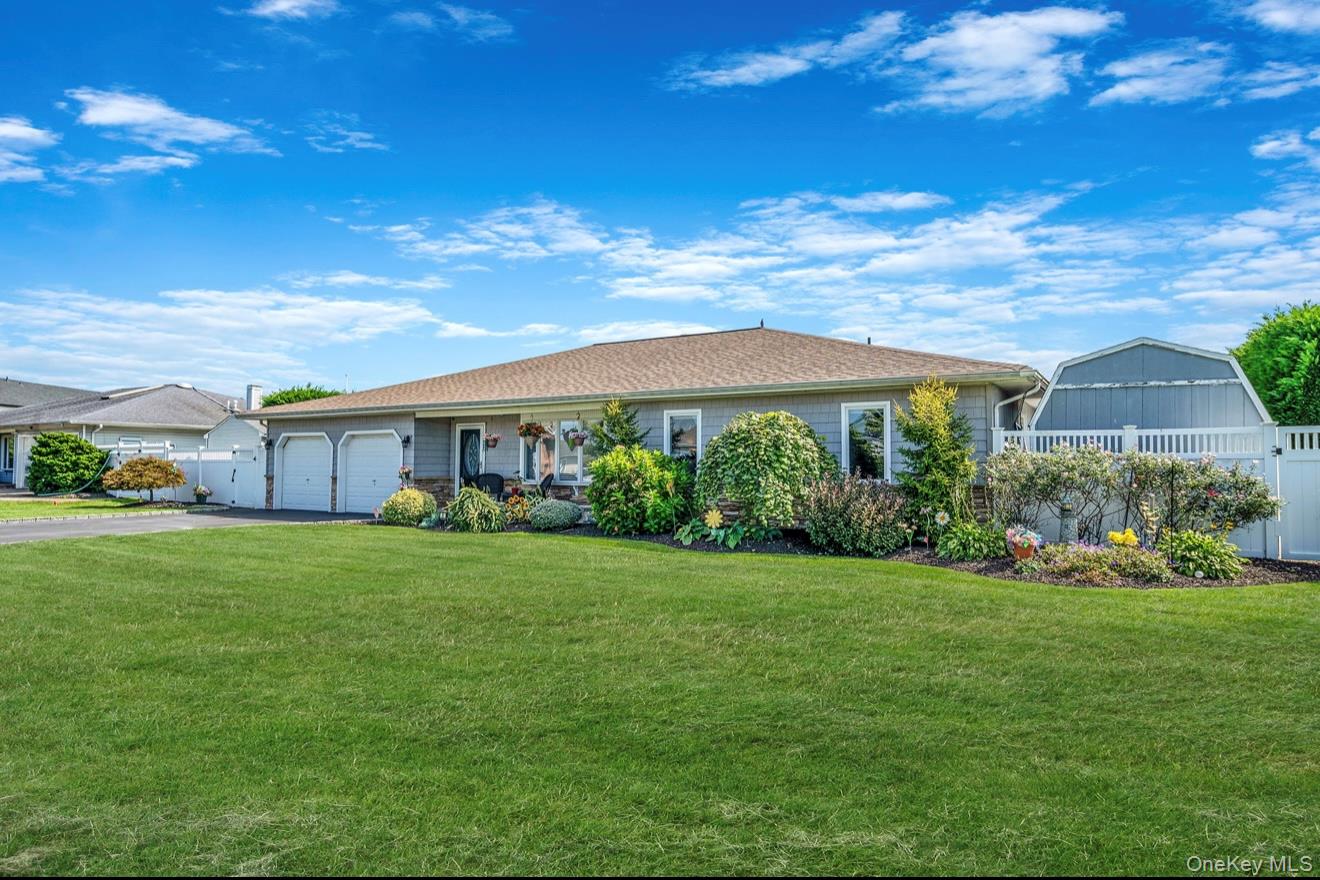 #4 photo, 25 Harbor Court, Copiague , NY 11726