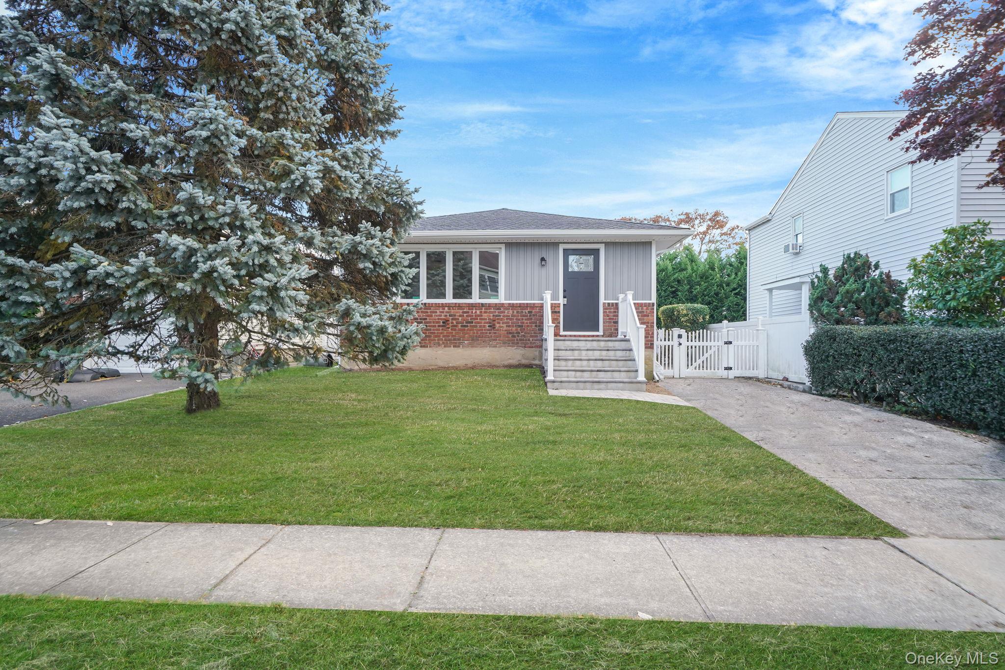 #3 photo, 116 Parkhill Avenue, Massapequa , NY 11758