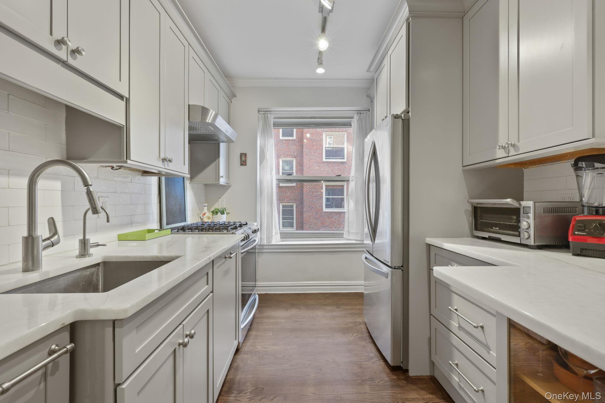 #7 photo, 250 Bronxville Road, Bronxville , NY 10708