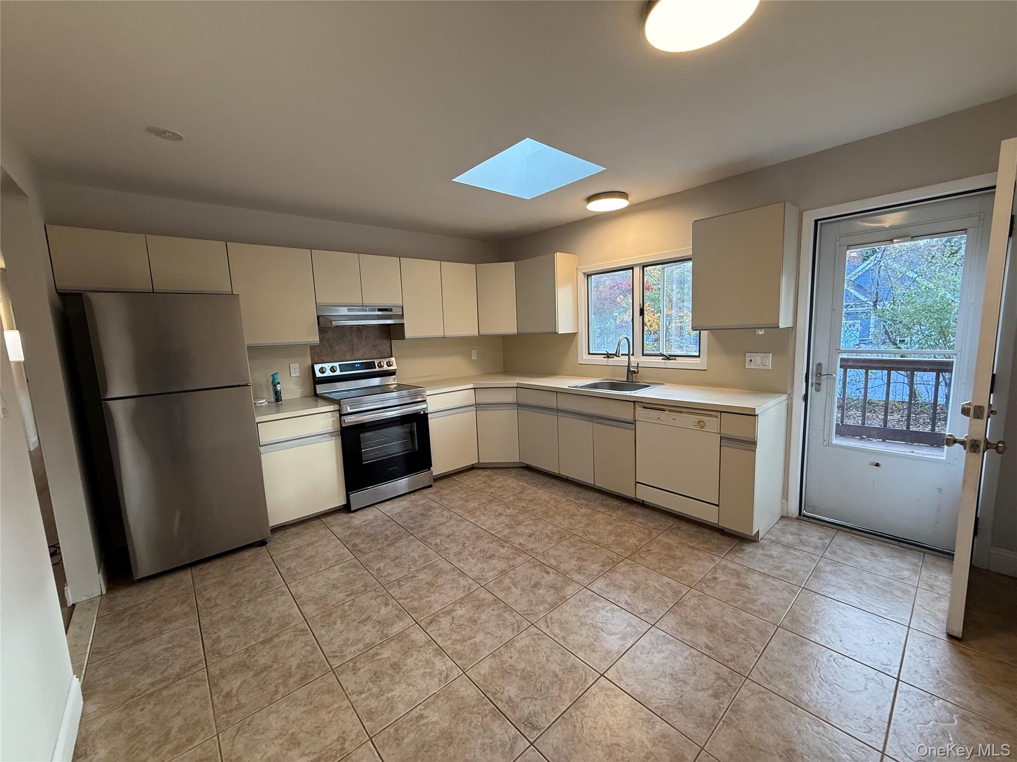 #7 photo, 2074 Motor Parkway, Hauppauge , NY 11749