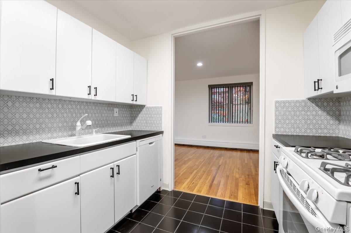 #6 photo, 25 Chapel Place, Great Neck , NY 11021