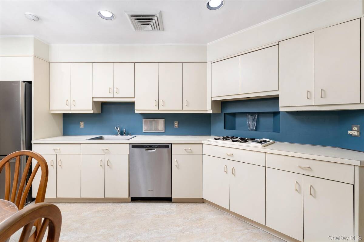 #13 photo, 9 Eaton Road, Syosset , NY 11791