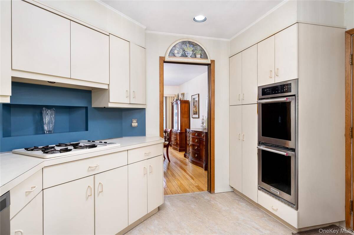 #15 photo, 9 Eaton Road, Syosset , NY 11791