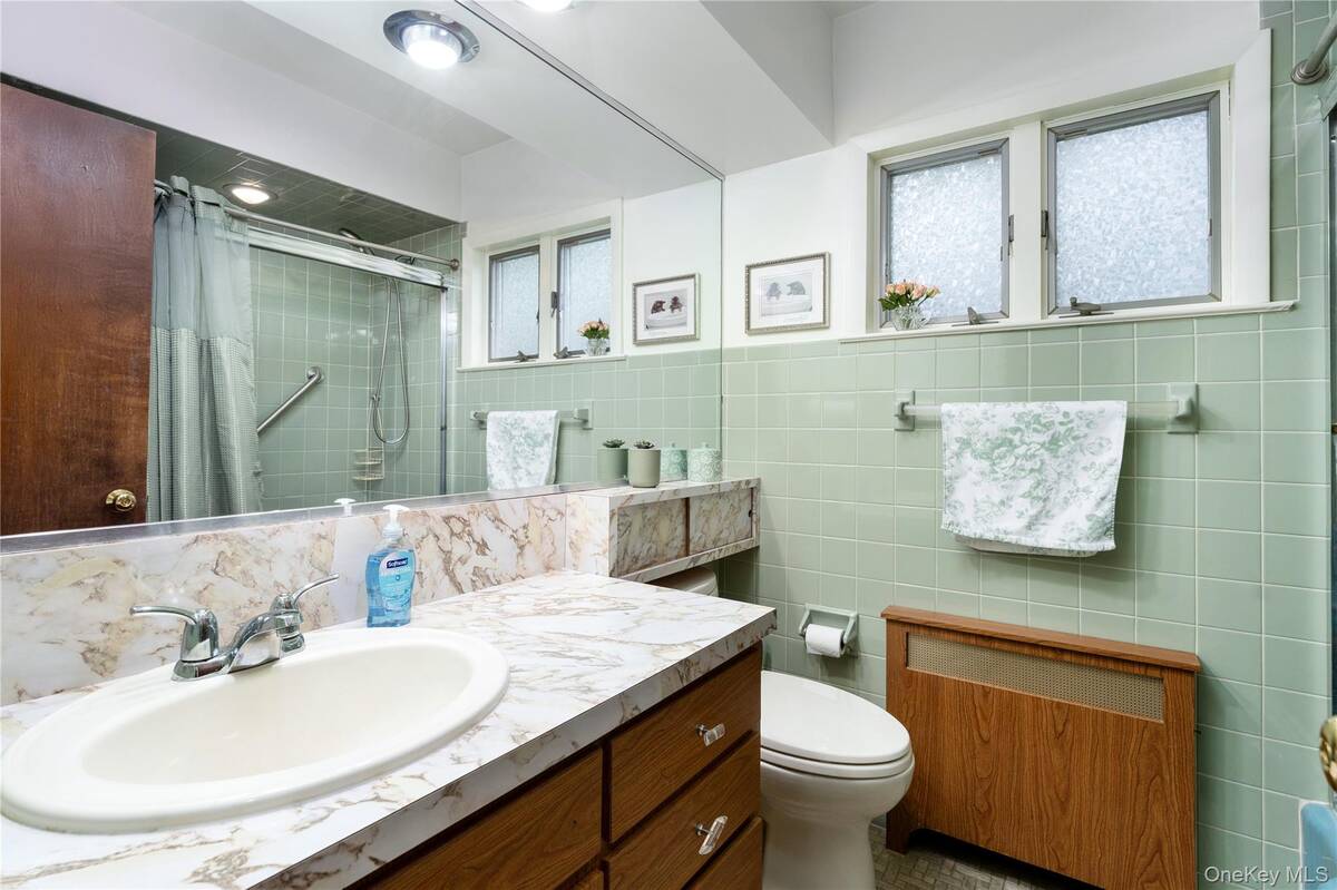 #16 photo, 9 Eaton Road, Syosset , NY 11791