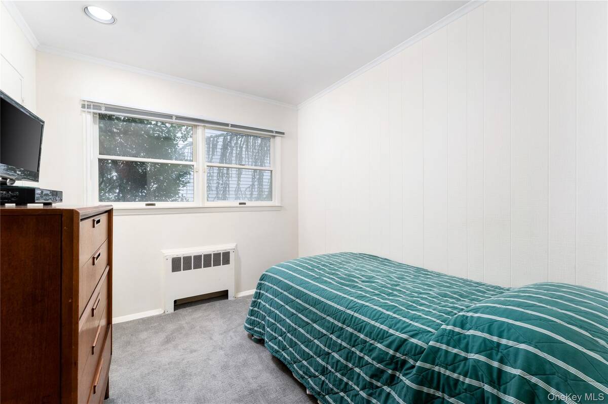 #19 photo, 9 Eaton Road, Syosset , NY 11791