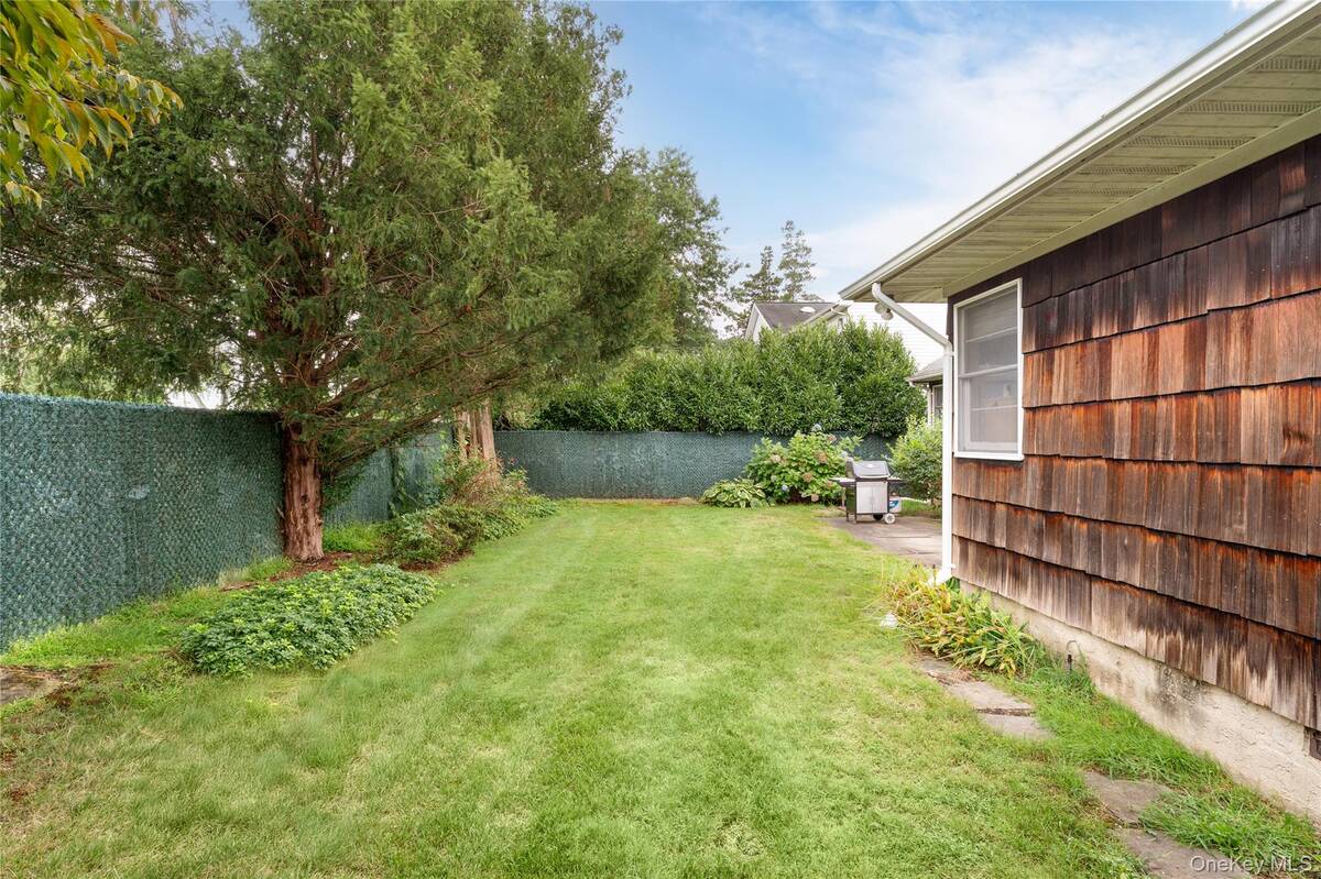 #2 photo, 9 Eaton Road, Syosset , NY 11791