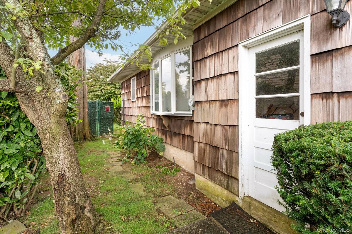 #24 photo, 9 Eaton Road, Syosset , NY 11791