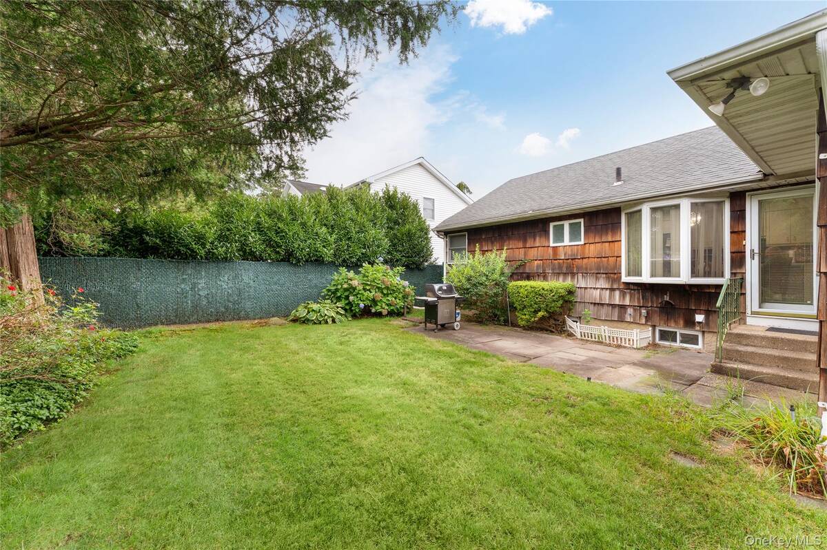 #25 photo, 9 Eaton Road, Syosset , NY 11791