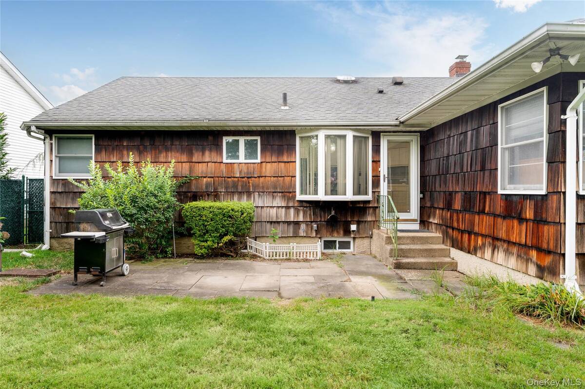 #26 photo, 9 Eaton Road, Syosset , NY 11791