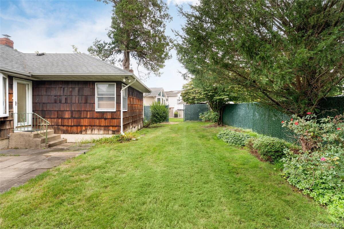 #27 photo, 9 Eaton Road, Syosset , NY 11791