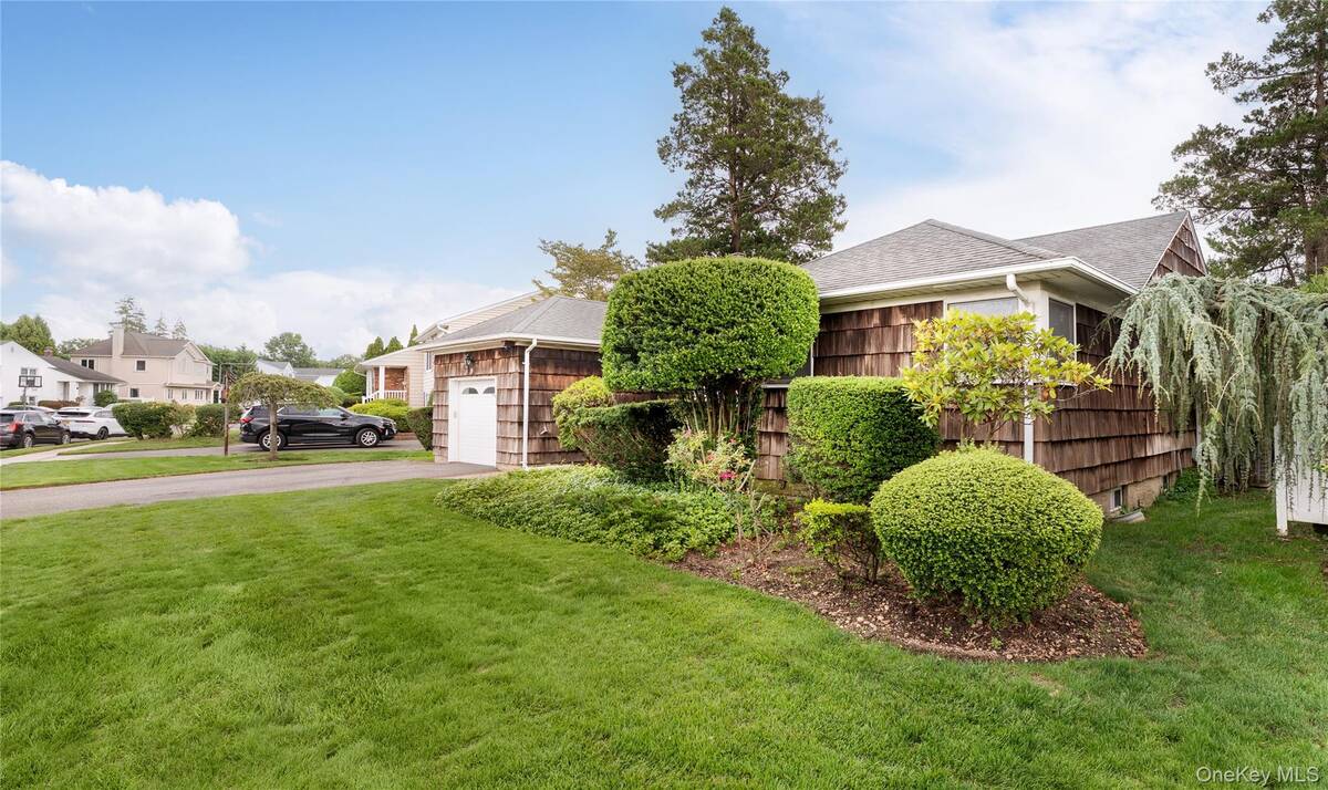 #28 photo, 9 Eaton Road, Syosset , NY 11791