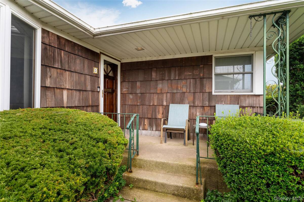 #4 photo, 9 Eaton Road, Syosset , NY 11791