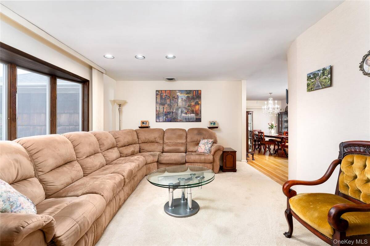 #6 photo, 9 Eaton Road, Syosset , NY 11791