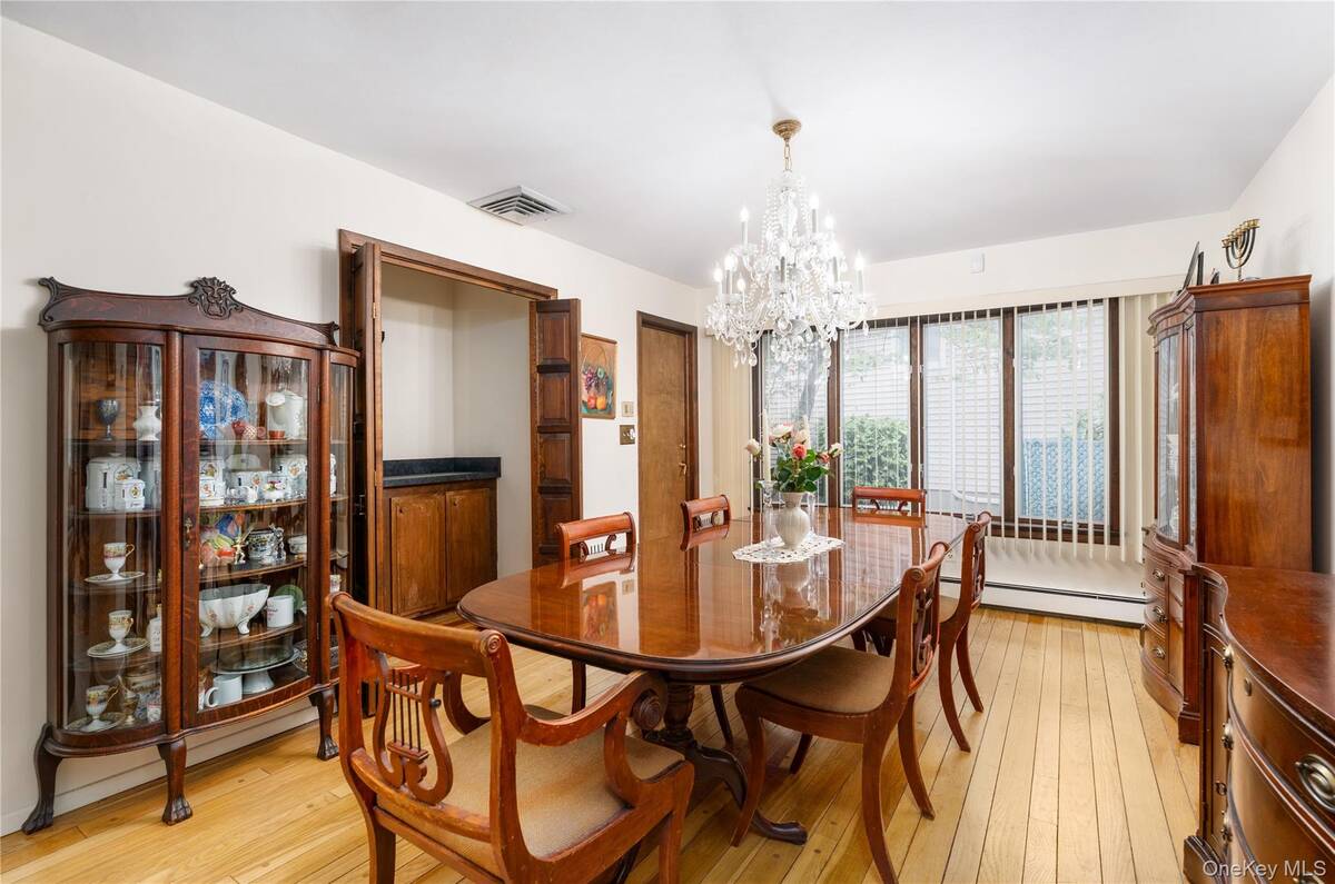 #8 photo, 9 Eaton Road, Syosset , NY 11791