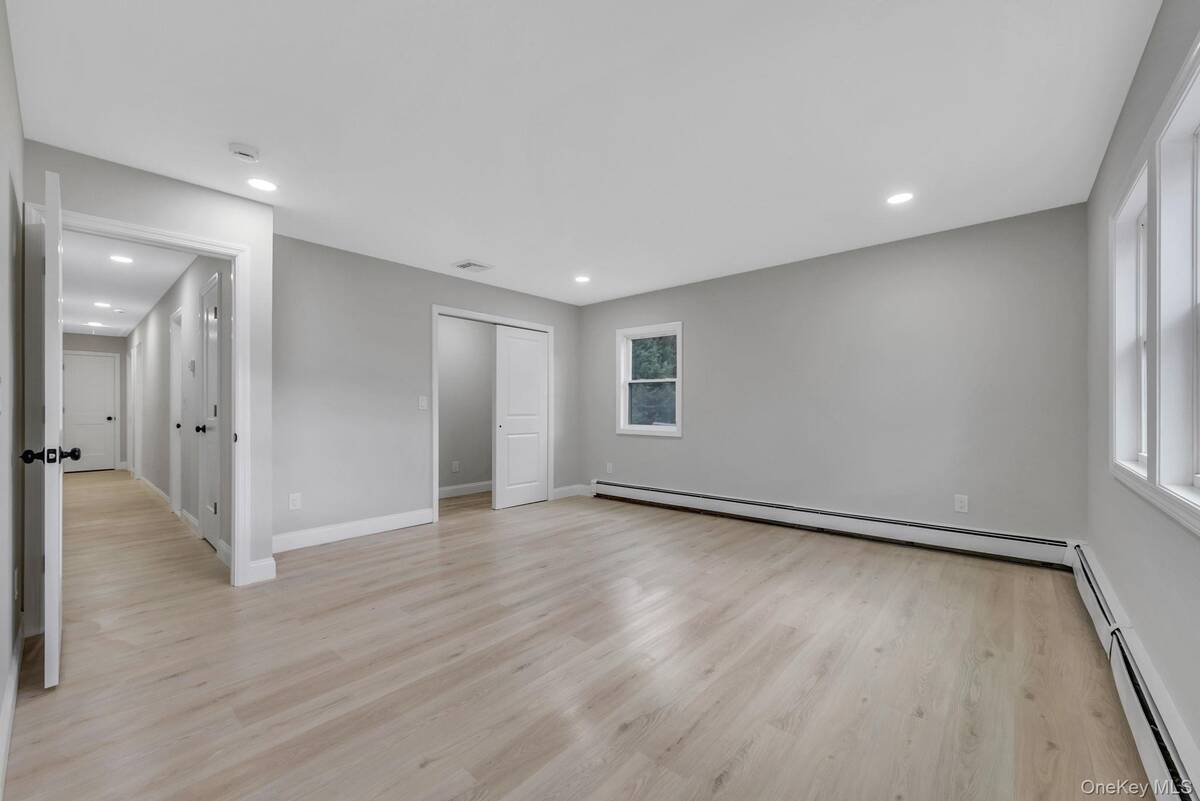 #18 photo, 1911 Carroll Avenue, Merrick , NY 11566