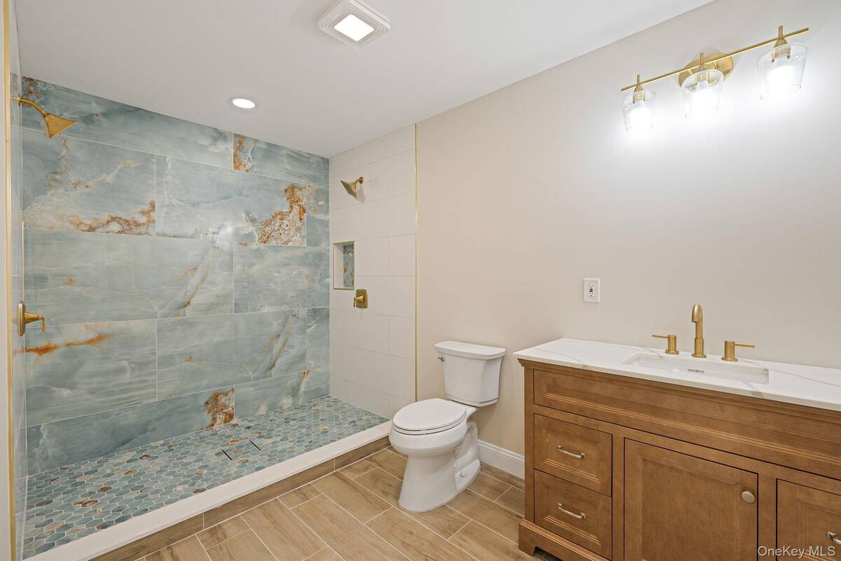 #22 photo, 1911 Carroll Avenue, Merrick , NY 11566