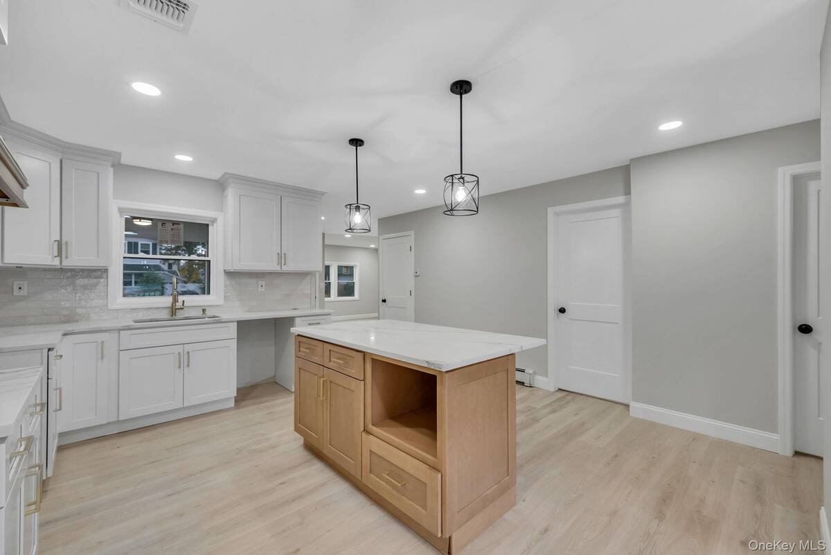 #7 photo, 1911 Carroll Avenue, Merrick , NY 11566